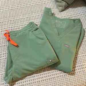 Small top and bottom Figs light green scrub set